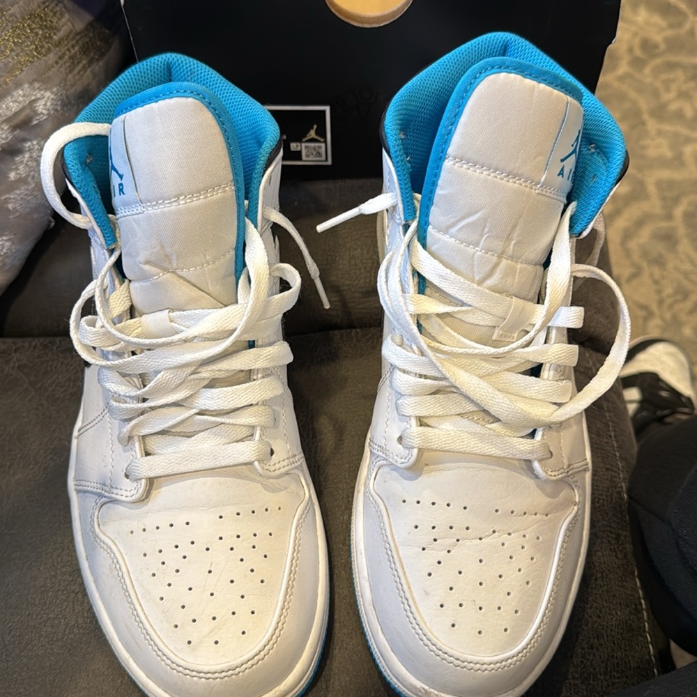 Air Jordan 1 Mid SE white and university blue